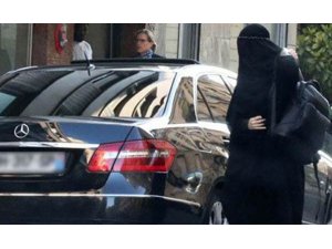 ÜNLÜ MANKEN KARA ÇARŞAFA GİRDİ