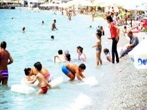 BODRUM'DA PLAJLAR TIKA BASA DOLDU