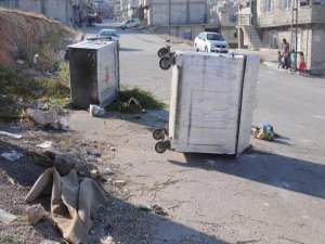 ÇÖP KONTEYNERİNDE KESİLMİŞ BACAK