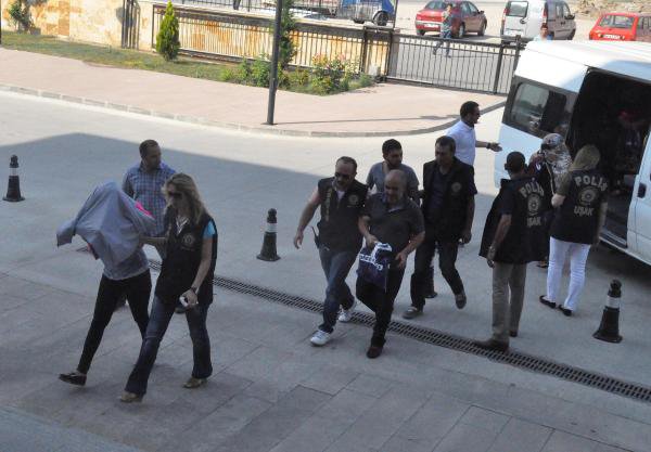 UŞAK'TA FUHUŞ BASKINI; 7 KİŞİ GÖZALTINDA