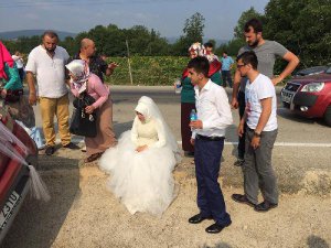 GELİNLİĞİYLE AMBULANS BEKLEDİ