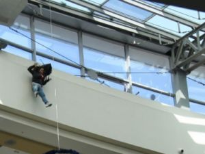 Alışveriş merkezinde ölüme atladı