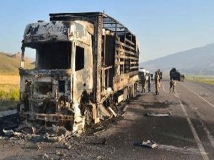 PKK ERZURUM'DA YOL KESTİ ARAÇLARI ATEŞE VERDİ