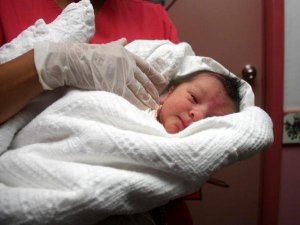 2 GÜNLÜK ERKEK BEBEK SOKAĞA TERK EDİLDİ