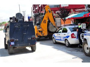 POLİSE ATMAK İSTEDİĞİ SES BOMBASI ELİNDE PATLADI