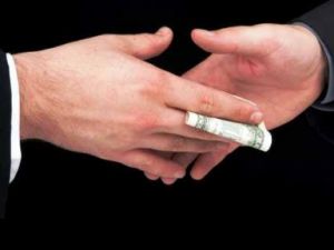 VALİLİK GÖREVLİSİNE RÜŞVETE SUÇ ÜSTÜNE SADECE 2 YIL