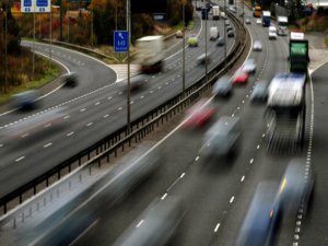 ELEKTRİKLİ OTOMOBİLİ ŞARJ EDEN YOL