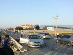 MOTOSİKLET OTOMOBİLE ARKADAN ÇARPTI; 2 ÖLÜ 6 YARALI