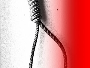 19 YAŞINDAKİ KIZ BANYODA KENDİNİ ASTI