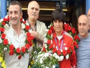 BAYAN BOKSÖRÜMÜZ AVRUPA ŞAMPİYONU