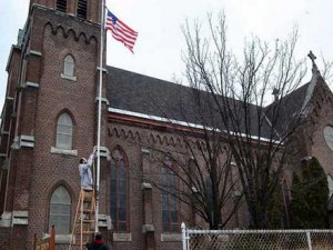 NEW YORK'TA MÜSLÜMANLAR TARİHİ KİLİSEYİ CAMİ YAPTI