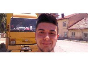 EŞYA YÜKLÜ KAMYON UÇURUMA YUVARLANDI: 3 ÖLÜ