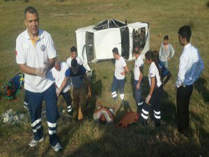 OTOMOBİL TARLAYA YUVARLANDI: 2 YARALI