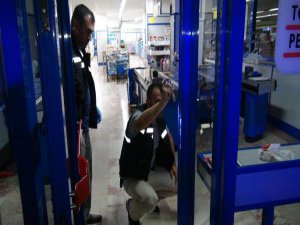 ÇALIŞANLARI BAĞLAYIP MARKETİ SOYDU