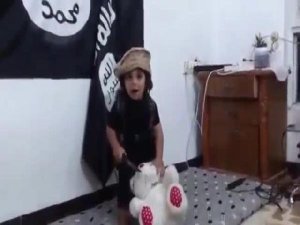 IŞİD, 3 YAŞINDAKİ ÇOCUĞA KAFA KESME PROVASI YAPTIRDI