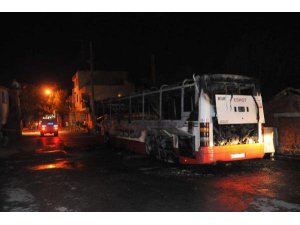 DURDURDUKLARI OTOBÜSÜ BENZİN DÖKEREK YAKTILAR