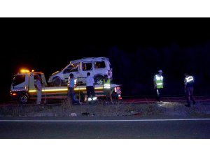 KAMYONET KÖPEĞE ÇARPTI: 2 ÖLÜ, 3 YARALI