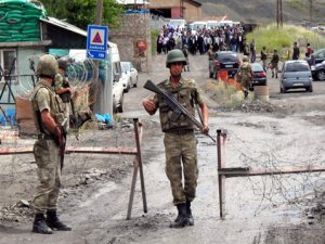 PKK'DAN EŞ ZAMANLI SALDIRILAR;2 ASKER YARALI