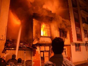 2 KATLI EVDE ÇIKAN YANGINDA YAŞLI ÇİFT ÖLDÜ