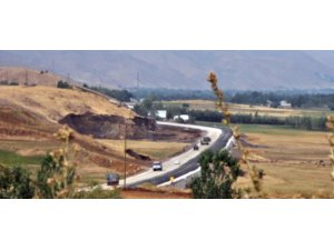 200 SİVİL ŞEHİT CENAZELERİNİ ALMAK İÇİN DAĞLICA YOLUNDA