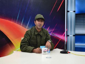 ANA HABER BÜLTENİNİ ASKERİ KIYAFETLE SUNDU