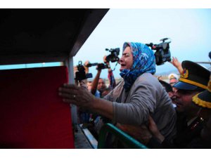 ŞEHİT OĞLUNUN TABUTUNA SARILIP HELALLİK İSTEDİ