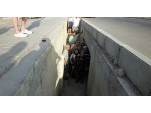 TURİSTİK BELDEDE ŞAKA GİBİ ALT GEÇİT