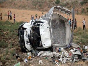 KAMYONETLE SERVİS FACİASI; 6 ÖLÜ 25 YARALI