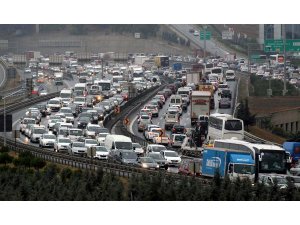 İSTANBUL'DA YAĞMUR YAĞDI; YAŞAM İPTAL