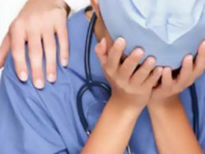 Sağlıkçıyı Duvara Fırlattılar Cehaleti İzleyin