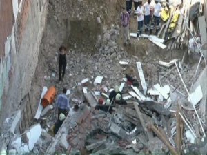 ÜSKÜDAR'DA BİNA ÇÖKTÜ; 1 ÖLÜ 4 YARALI