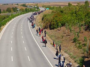ERDOĞAN'A İNANAN MÜLTECİLER ÇIPLAK AYAK AVRUPA YOLUNDA