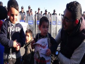 MÜLTECİLERİN SINIR BEKLEYİŞİ SÜRÜYOR