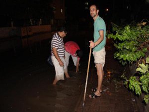 ANTALYA'DA YAĞMUR YAĞDI VATANDAŞ MENDERES TÜREL'İ ANDI