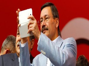 FUAT AVNİ MELİH GÖKÇEK'İ TWİTTER'DA TUZAĞA DÜŞÜRDÜ