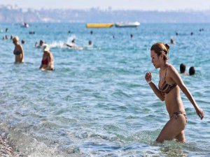 YAĞMUR BİTTİ PLAJLARDA ŞENLİK BAŞLADI