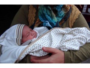 2 GÜNLÜK BEBEK CAMİ AVLUSUNA BIRAKILDI