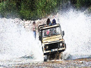 ANTALYA'DA SAFARİ CİP DEVRİLDİ;7 TURİST YARALI