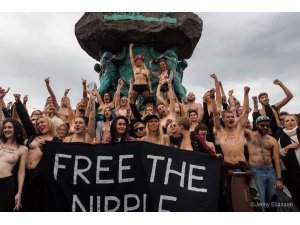 İSVEÇ'TE FACEBOOK'U ÜSTSÜZ PROTESTO