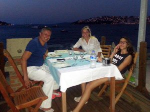 İŞADAMININ CİPİ TAKLA ATTI; EŞİ VE KIZI ÖLDÜ