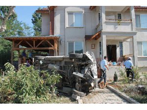 MİNİBÜS BALKONA ÇARPTI; 6 YARALI