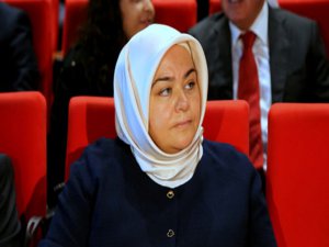 KADIN BAKAN BALTAYI TAŞA VURDU