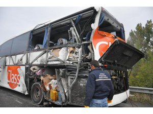 EMNİYET ŞERİDİNDE FECİ KAZA: 2 ÖLÜ, 4 YARALI