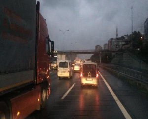 TEM'DE KAMYONCU İSYANI TRAFİĞİ DURDURDU