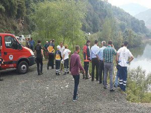 OTOMOBİL GÖLE UÇTU: 3 ÖLÜ