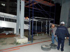 ALKOLLÜ SÜRÜCÜ SERVİS BEKLEYENLERE ÇARPTI; 1 ÖLÜ, 3 YARALI