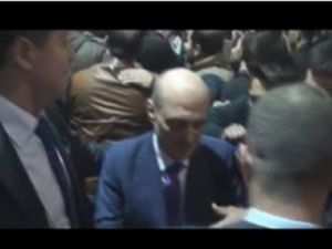 Bakan Erdoğan Bayraktar, Vatandaşa Para Dağıttı