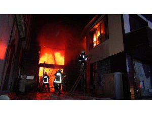 BURSA'DAKİ YANGINDA 40 İŞYERİ KÜLE DÖNDÜ