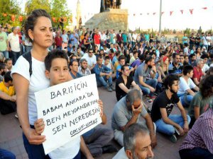 ANTALYA'DA, BİNLER KATLİAMI PROTESTO ETTİ