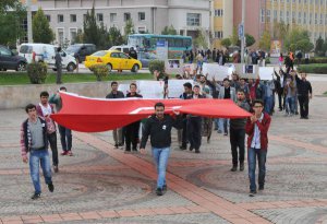 ÜNİVERSİTELİ ÜLKÜCÜLERDEN KARDEŞLİK YÜRÜYÜŞÜ